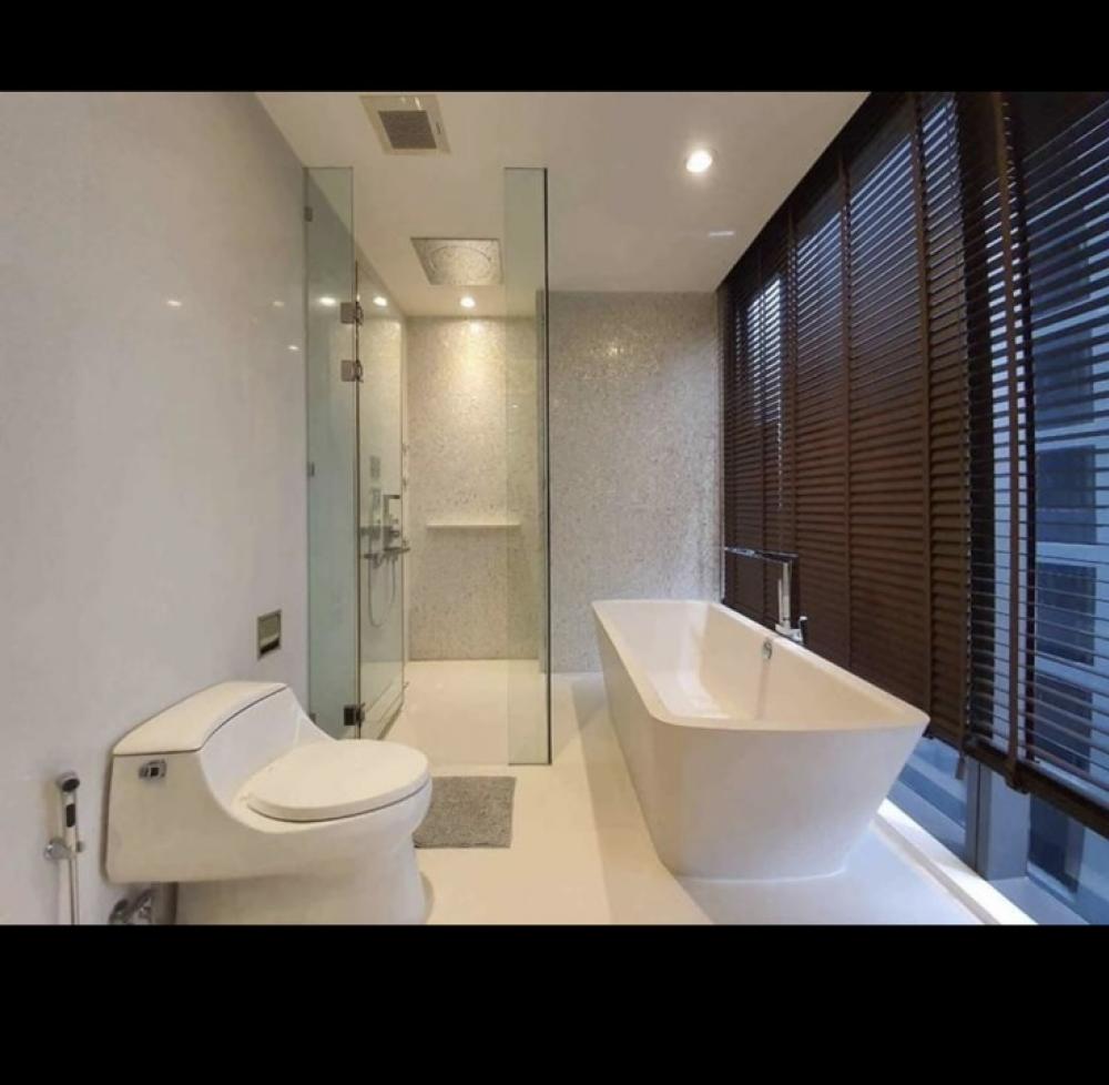 Vittorio Luxury Condo For Rent (Phrompong)Room Type: 2b2b Duplex StyleSize: 168 sqmFloor: 20+Rental Price: 200,000 THB per monthSelling price at 72,000,000 THB